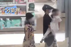 张杰谢娜一家四口逛商场，小女儿正脸首次曝光，眉清目秀颜值高图片