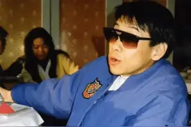 75岁的泰迪罗宾参加曾志伟妻子的公祭活动！佝偻的身形让人心疼图片