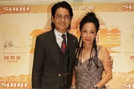 周润发的气质依旧拿捏得住，西装造型绅士帅气，还是熟悉的背头图片
