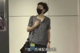 李嘉诚女友罕露面！59岁穿中性风像普通老太，健美身材像小姑娘图片