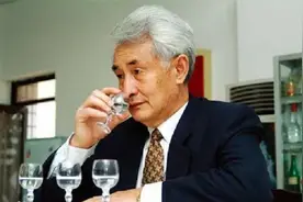 中国的烟王和酒王：一个交税1400亿，一个品酒喝了2吨茅台图片