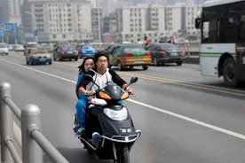 车主注意了，电动两轮、三轮车如何载人不会被罚，要遵守这个标准图片