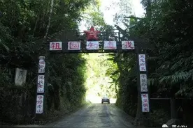 实拍老山战场遗址，防空洞前长满野草，装备库里琳琅满目!图片