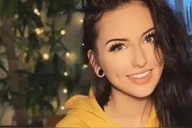 墨西哥精致女神 眼神深邃脸上打钉 亮色卫衣穿出时髦范图片