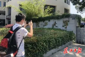 他接到返校通知激动得睡不着，拍下学校大门照片与同学分享图片