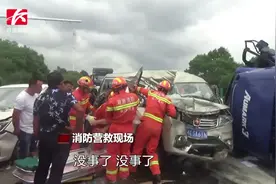 长沙一货车高速爆胎侧翻致6车相撞，后车司机目睹吓到结巴视频封面