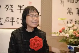 张校长为何双手一直贴满膏药？医生：这病不能根治，4类人要当心图片