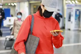 刘敏涛真会穿，一件红色卫衣搭牛仔阔腿裤，还挺有潮流感的图片