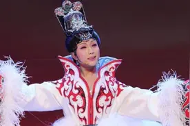 从乞丐变身“贵妃”，一夜爆红的国家一级演员，如今突然销声匿迹图片