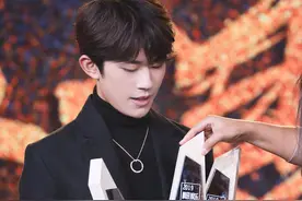 21岁易烊千玺的妈妈有多牛？农村出来当厂妹，培养出两个名人儿子图片