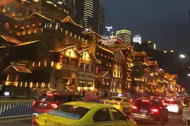 网传免费十几年的洪崖洞要收费了？官方回应来了图片