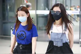 公布年龄54岁后李若彤现身机场，穿背带裙长发飘飘状态好图片