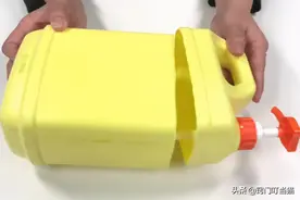 熨斗不用花钱买，用洗洁精瓶就能做一个，简单实用又省钱图片