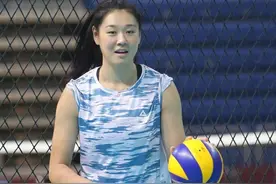 女排新战术出炉！朱婷反轮跑三号位战术，栗垚参与四人接一传体系图片