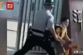 抓“神兽”回笼！一年级小学生想逃学 被保安“抓小鸡式”当场捕获图片