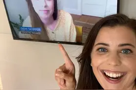 外国妹子用一个发夹和别人交换了辆车，她的下个目标是换套房图片