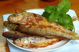 煎鱼时，直接下锅是错的，牢记4个小技巧，不粘锅不破皮，实用图片