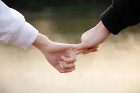 女人四十岁，为什么还有“桃花运”，根本原因值得思考图片