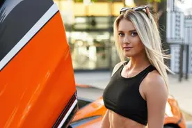 赛车遇美人，23岁美女赛车手，车技一流，火辣身材更是一流水平图片