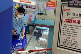 高云翔回国后首露面，独身逛老家大润发超市，连助理也没有了图片