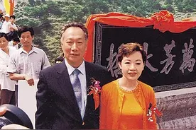 原配离世后，郭台铭：娶小24岁舞女，生了3个孩子，活成人生赢家图片