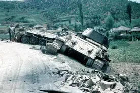 一级战斗英雄有多强？谭秉云一人挡住美军一个师，5位元帅敬酒图片