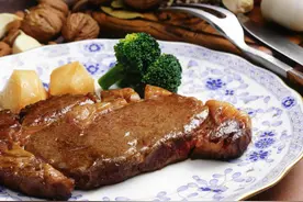 吃西餐的时候，服务员给你纸巾，记住不要擦嘴，别人会笑话你图片