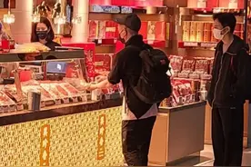 袁咏仪张智霖陈小春现身机场，靓靓忙着购物，大仙插兜等待好少年图片