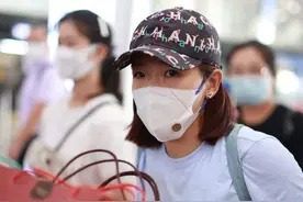 刘诗雯樊振东同走机场，穿T恤显运动员的风范，胸前小狐狸挺抢眼图片