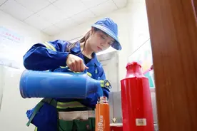 上海90后女大学生，毕业后当环卫工，扫街时常有人缠着要加微信图片