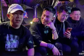 影帝黄渤与众多友人相聚，酒吧狂嗨心情好，上演才艺众人捧场图片