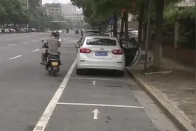 路边停车不到半个小时，却被要求缴费18元？车主还就要较真了图片