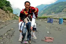 13年前，那位徒步50里山路背儿遗体回家的父亲，如今走出悲痛了吗图片