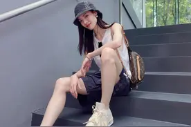 靓女出街！钟楚曦无袖上衣搭配短裤运动鞋青春活力图片