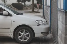 如何判断车头与障碍物的距离，教你两个办法，轻松靠墙10公分图片