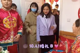 女星辛芷蕾现身婚礼，男粉丝争相合影，穿着高奢却秒变一米五图片