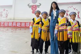 青年党员教师作曲《百年镰刀，百年锤头》爆红网络图片