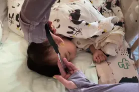 太可爱！何雯娜趁女儿睡觉偷偷剪刘海！网友：每个妈都有托尼天赋图片