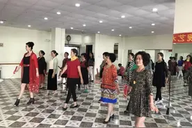 55岁青岛大姨，每晚坚持“踮脚”，一年后身体发生了哪些变化？图片