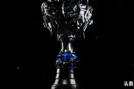 时隔一年Faker回归世界赛！老选手们让观众珍惜Faker的比赛图片