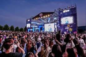 “倒奶追星”被封杀，但更激情的一幕却无形放大 | 文化纵横图片