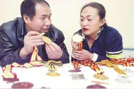退役当搓澡工、嫁还俗和尚、开店成老板，举重冠军邹春兰现状如何图片