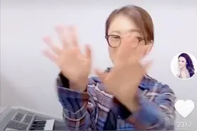 玖月奇迹女主唱没化妆被老公拍，见镜头忙躲闪，称素颜不敢见观众图片