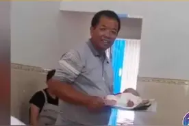 爷爷“端菜式抱娃”走红，网友笑喷：第一眼以为爷爷在等着上菜图片