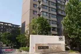 “火车那声音特别大”！！朝青这小区外的隔音板突然被拆 为什么？图片