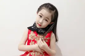 小玉玉演唱<夜空中最亮的心>最后手语亮了图片