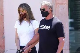 74岁史泰龙带52岁娇妻外出，穿休闲装仍硬汉，娇妻皮肤紧致好年轻图片