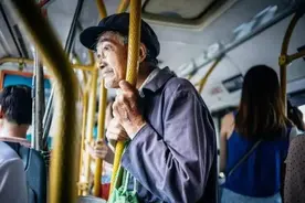 年轻劳动力紧缺引争议，工厂工地以阿姨大叔为主，年轻人吃不了苦图片
