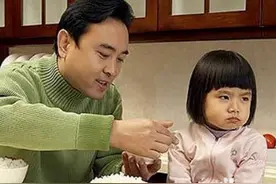 宝宝在幼儿园能自己吃饭，回家却不能？老师的解释让很多家长羞愧图片