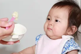 孩子添加辅食时，这些误区千万别犯，做好会让娃受益一生图片